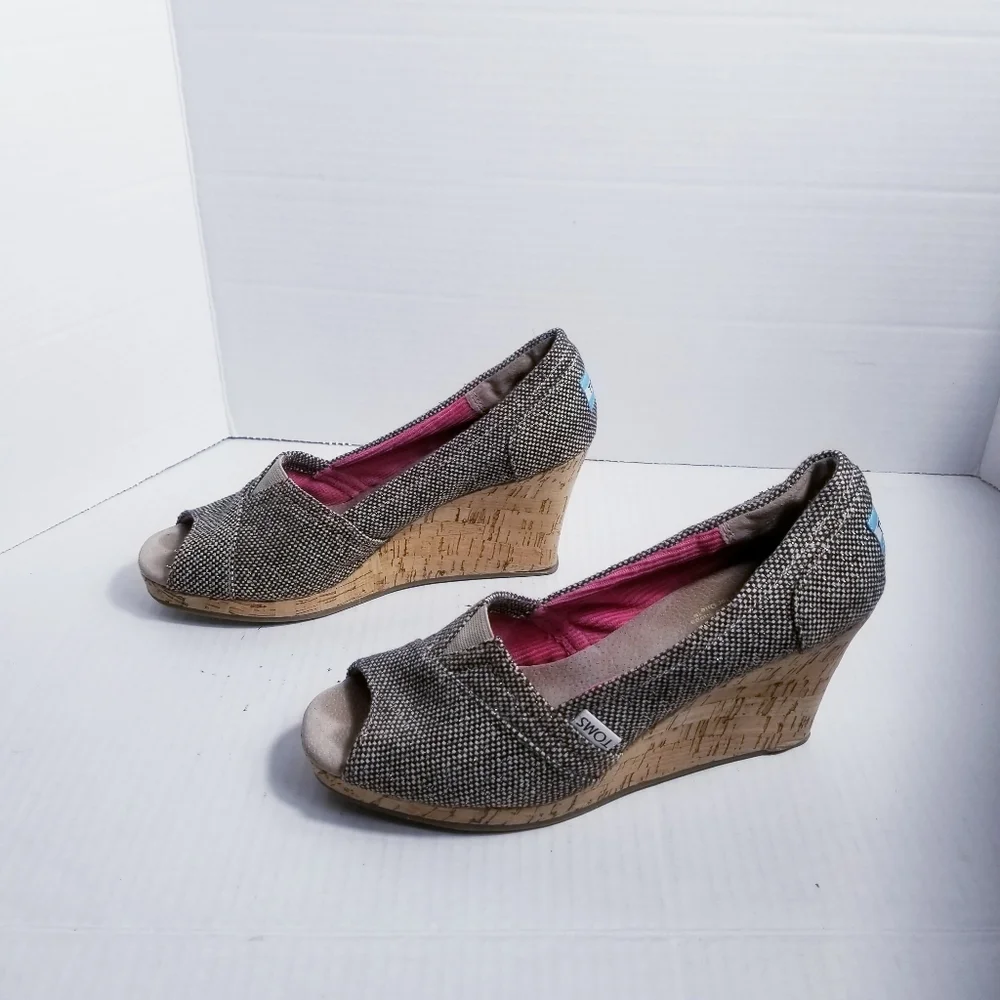 TOMS OPEN TOE WEDGE SIZE 8
